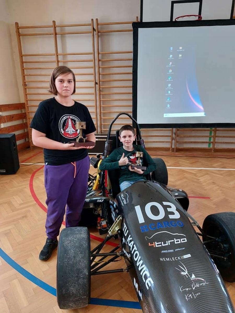 Zdjęcie w galerii na portalu naszraciborz.pl: Bolid wyścigowy w szkole na Płoni wiadomości z regionu