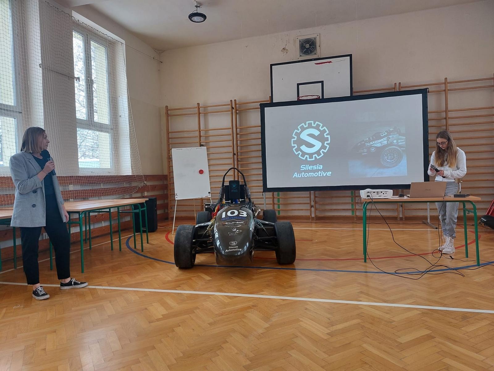 Zdjęcie w galerii na portalu naszraciborz.pl: Bolid wyścigowy w szkole na Płoni wiadomości z regionu