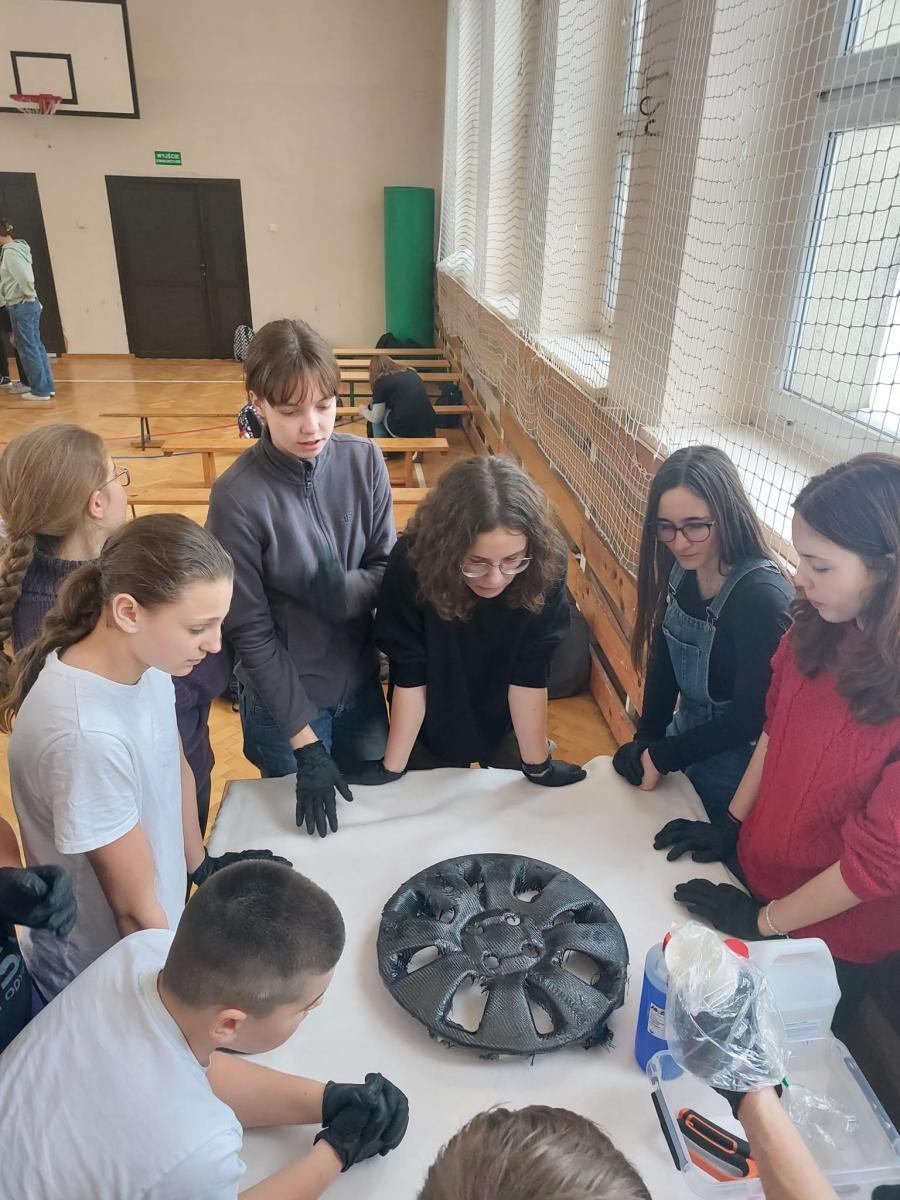 Zdjęcie w galerii na portalu naszraciborz.pl: Bolid wyścigowy w szkole na Płoni wiadomości z regionu