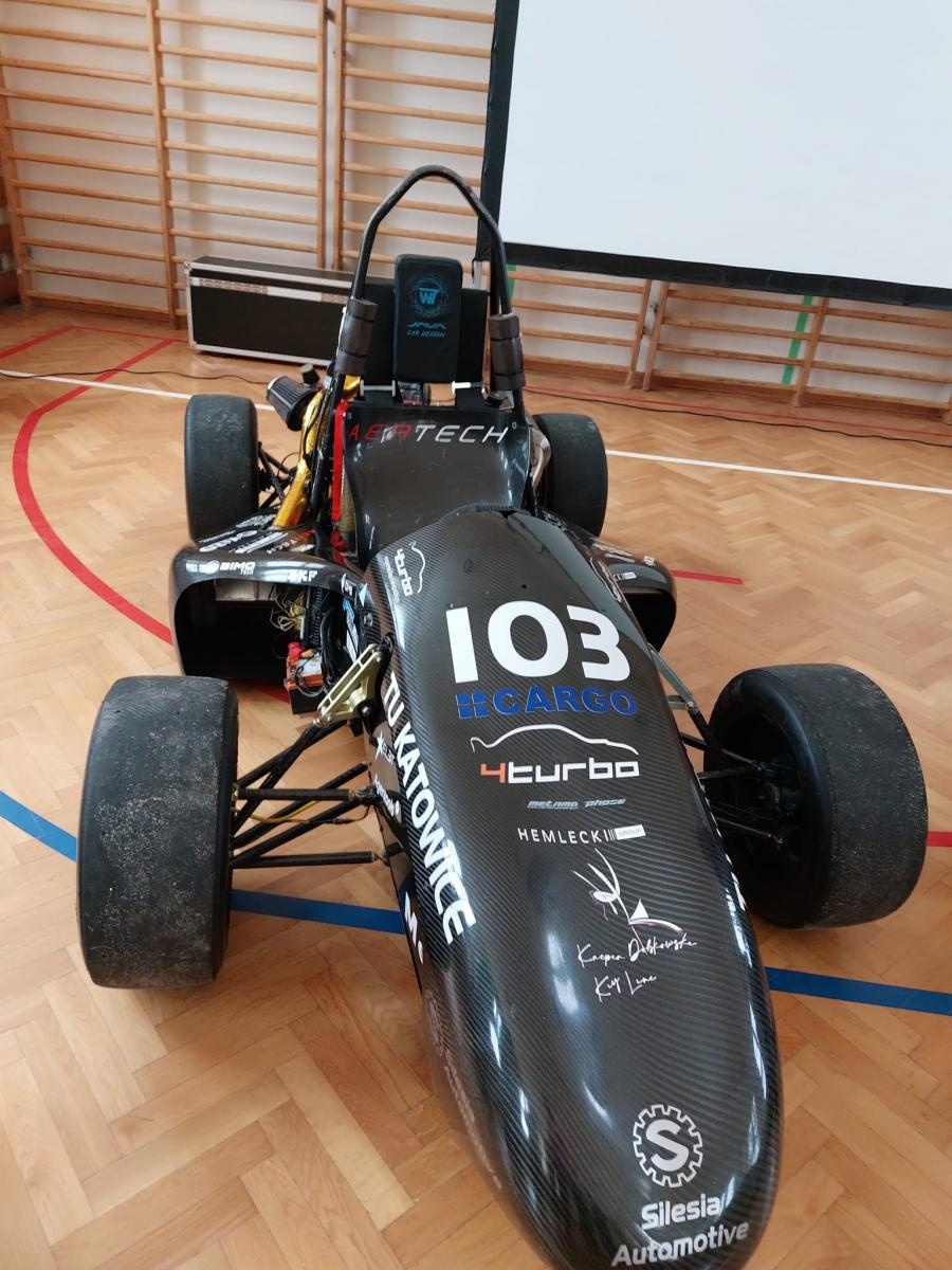 Zdjęcie w galerii na portalu naszraciborz.pl: Bolid wyścigowy w szkole na Płoni wiadomości z regionu