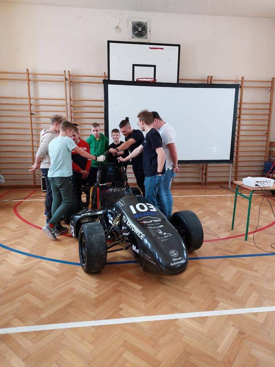 Zdjęcie w galerii na portalu naszraciborz.pl: Bolid wyścigowy w szkole na Płoni wiadomości z regionu