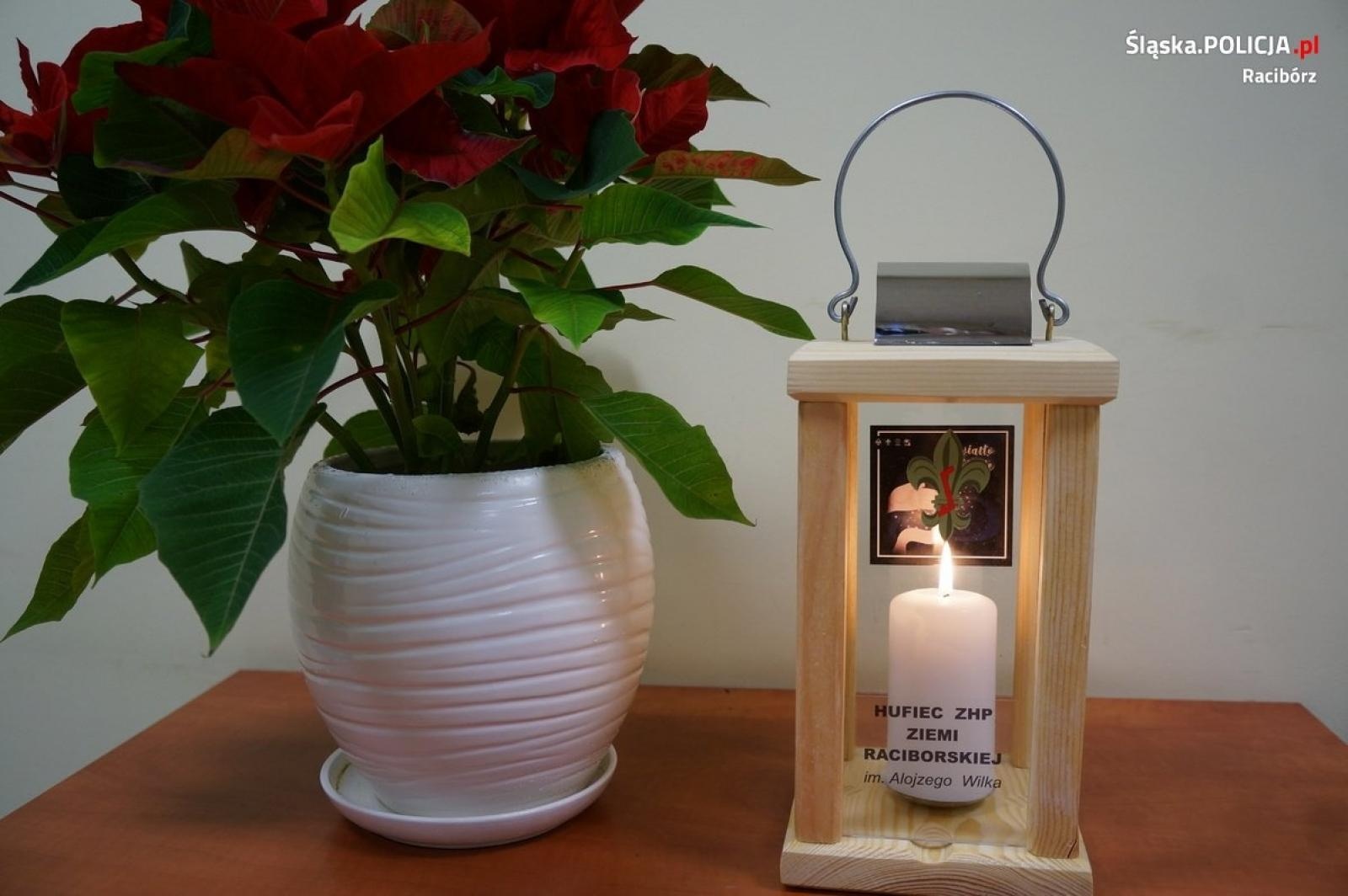 Zdjęcie w galerii na portalu naszraciborz.pl: Betlejemskie światło dotarło do raciborskiej komendy wiadomości z regionu