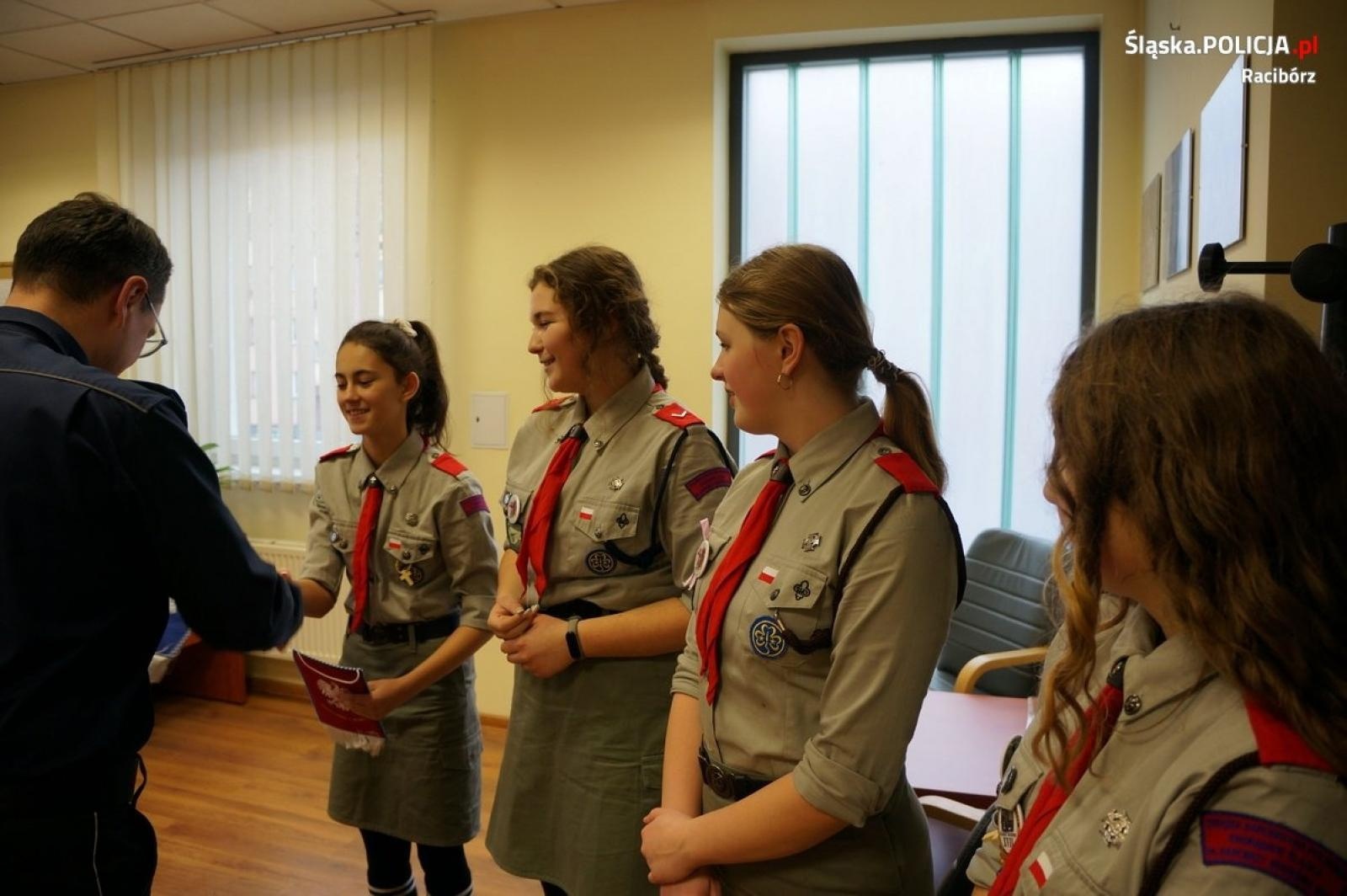 Zdjęcie w galerii na portalu naszraciborz.pl: Betlejemskie światło dotarło do raciborskiej komendy wiadomości z regionu