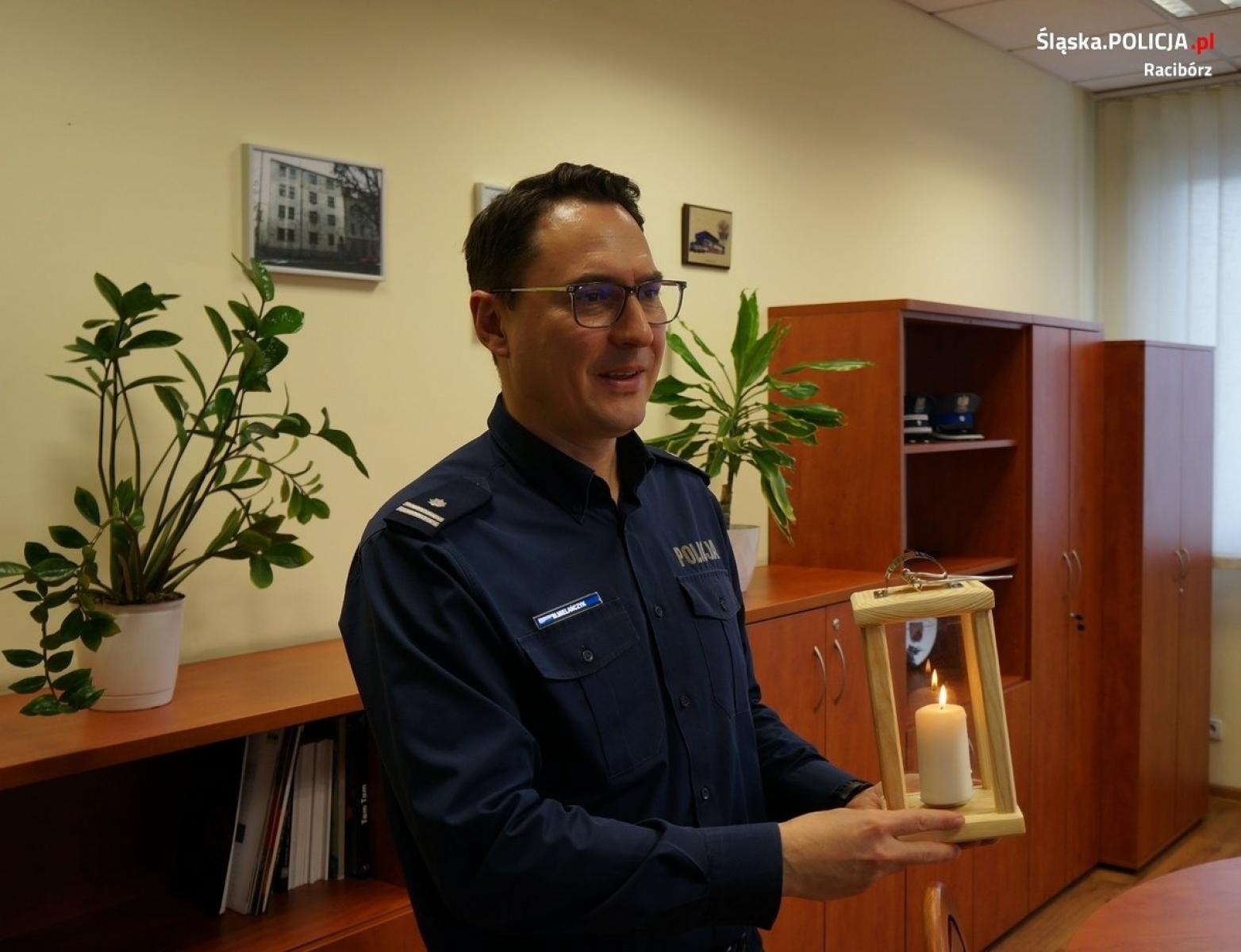 Zdjęcie w galerii na portalu naszraciborz.pl: Betlejemskie światło dotarło do raciborskiej komendy wiadomości z regionu