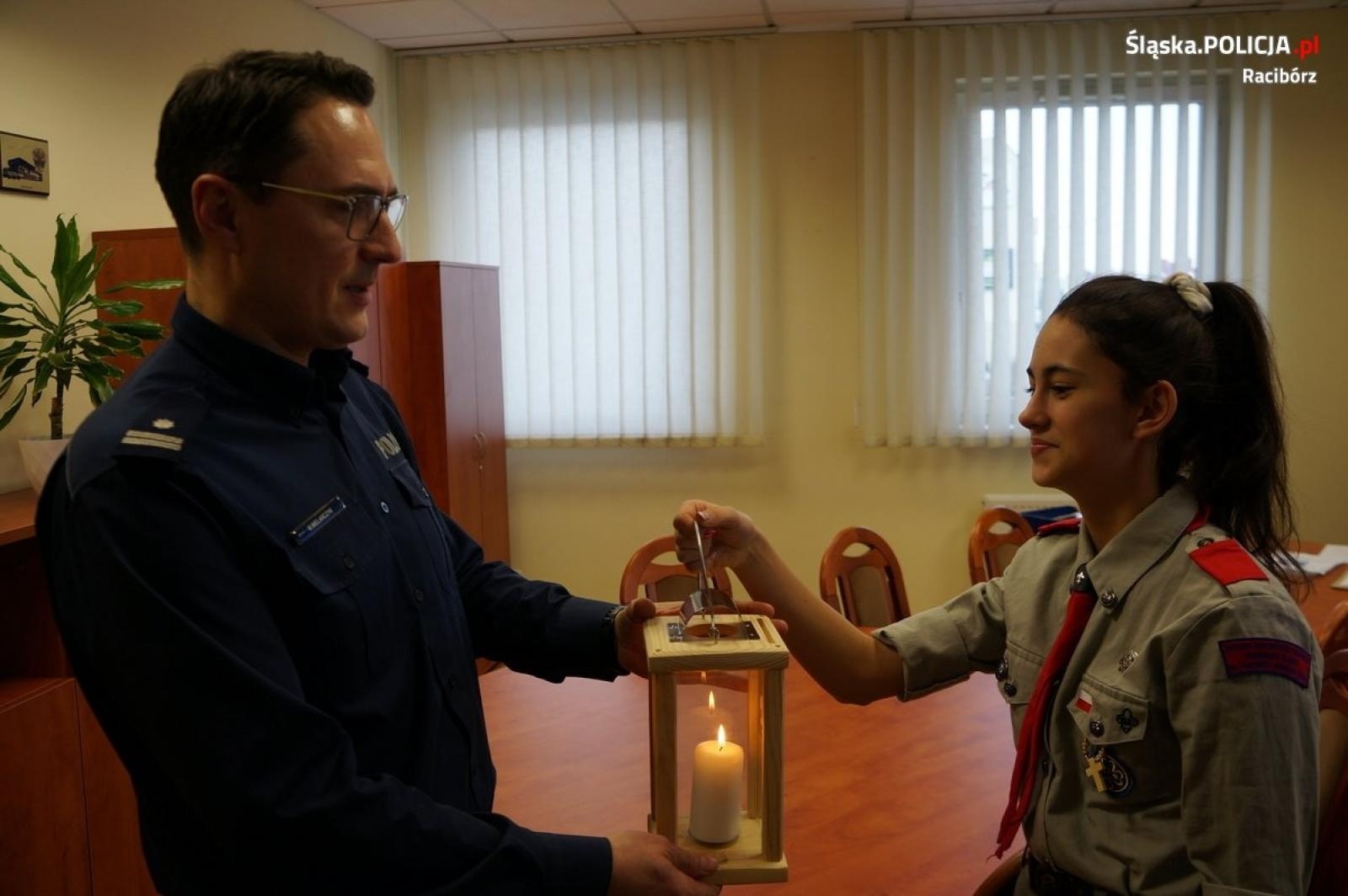 Zdjęcie w galerii na portalu naszraciborz.pl: Betlejemskie światło dotarło do raciborskiej komendy wiadomości z regionu