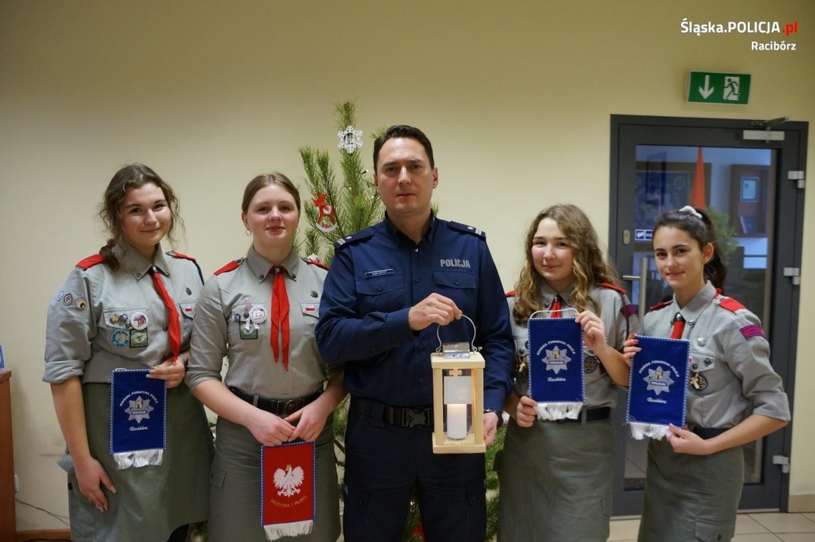 Zdjęcie w galerii na portalu naszraciborz.pl: Betlejemskie światło dotarło do raciborskiej komendy wiadomości z regionu