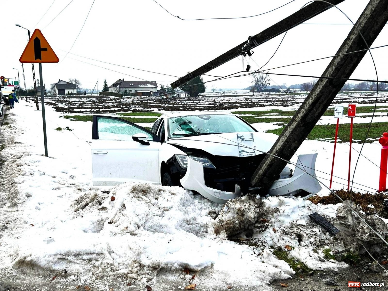 Zdjęcie w galerii na portalu naszraciborz.pl: Seat leon uderzył w słup na granicy Łęgu i Zawady Książęcej [FOTO] wiadomości z regionu