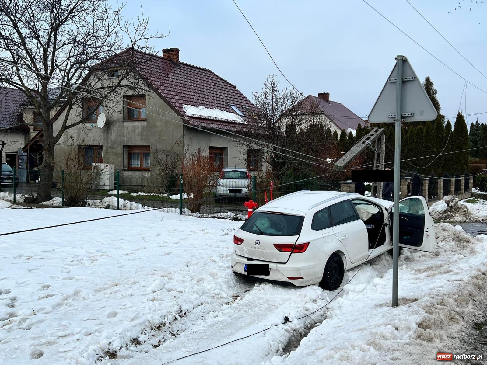 Zdjęcie w galerii na portalu naszraciborz.pl: Seat leon uderzył w słup na granicy Łęgu i Zawady Książęcej [FOTO] wiadomości z regionu