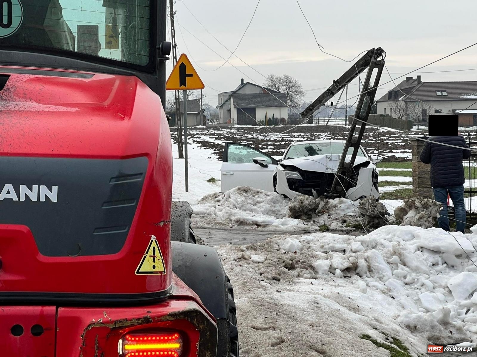 Zdjęcie w galerii na portalu naszraciborz.pl: Seat leon uderzył w słup na granicy Łęgu i Zawady Książęcej [FOTO] wiadomości z regionu