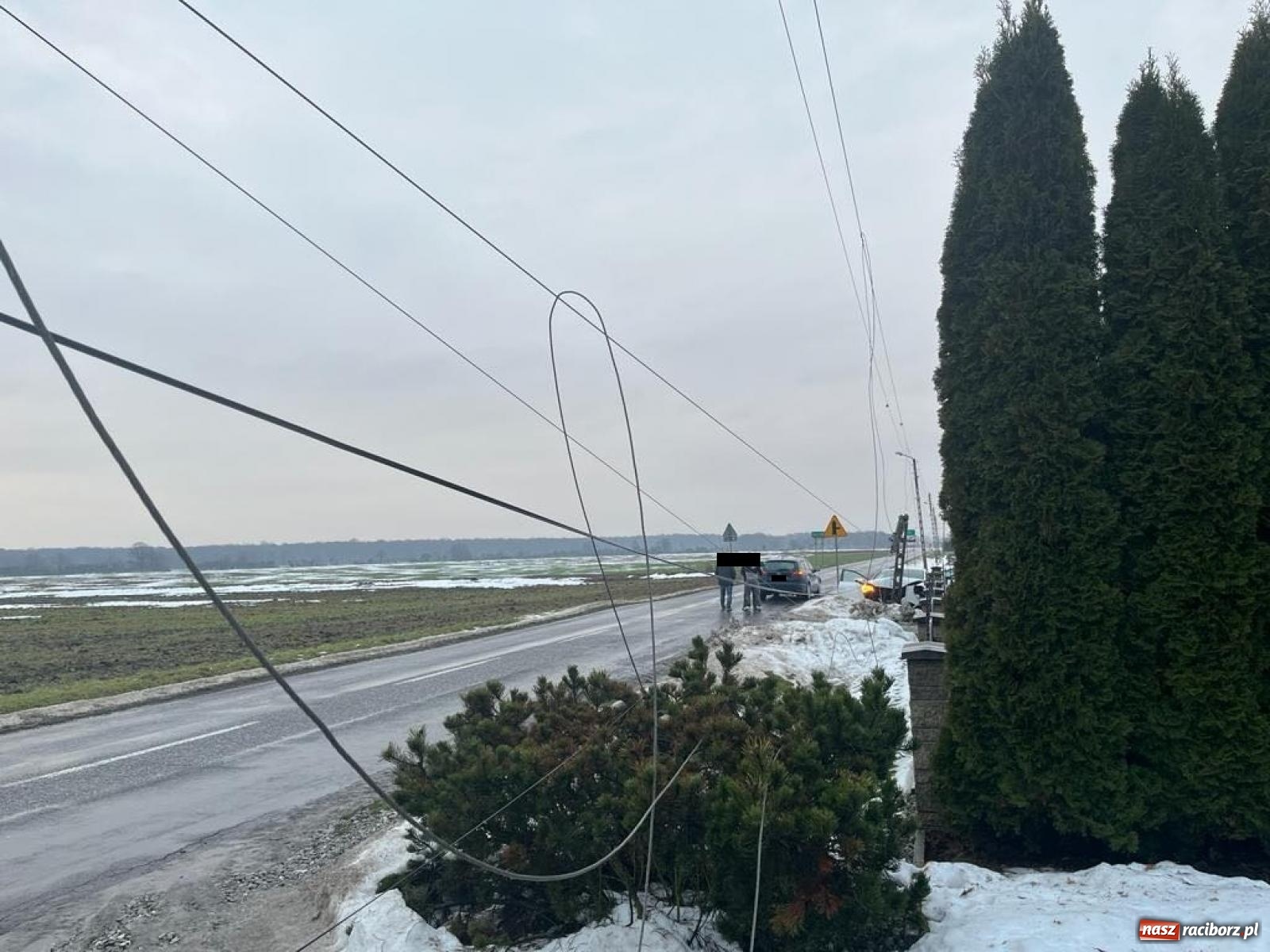 Zdjęcie w galerii na portalu naszraciborz.pl: Seat leon uderzył w słup na granicy Łęgu i Zawady Książęcej [FOTO] wiadomości z regionu