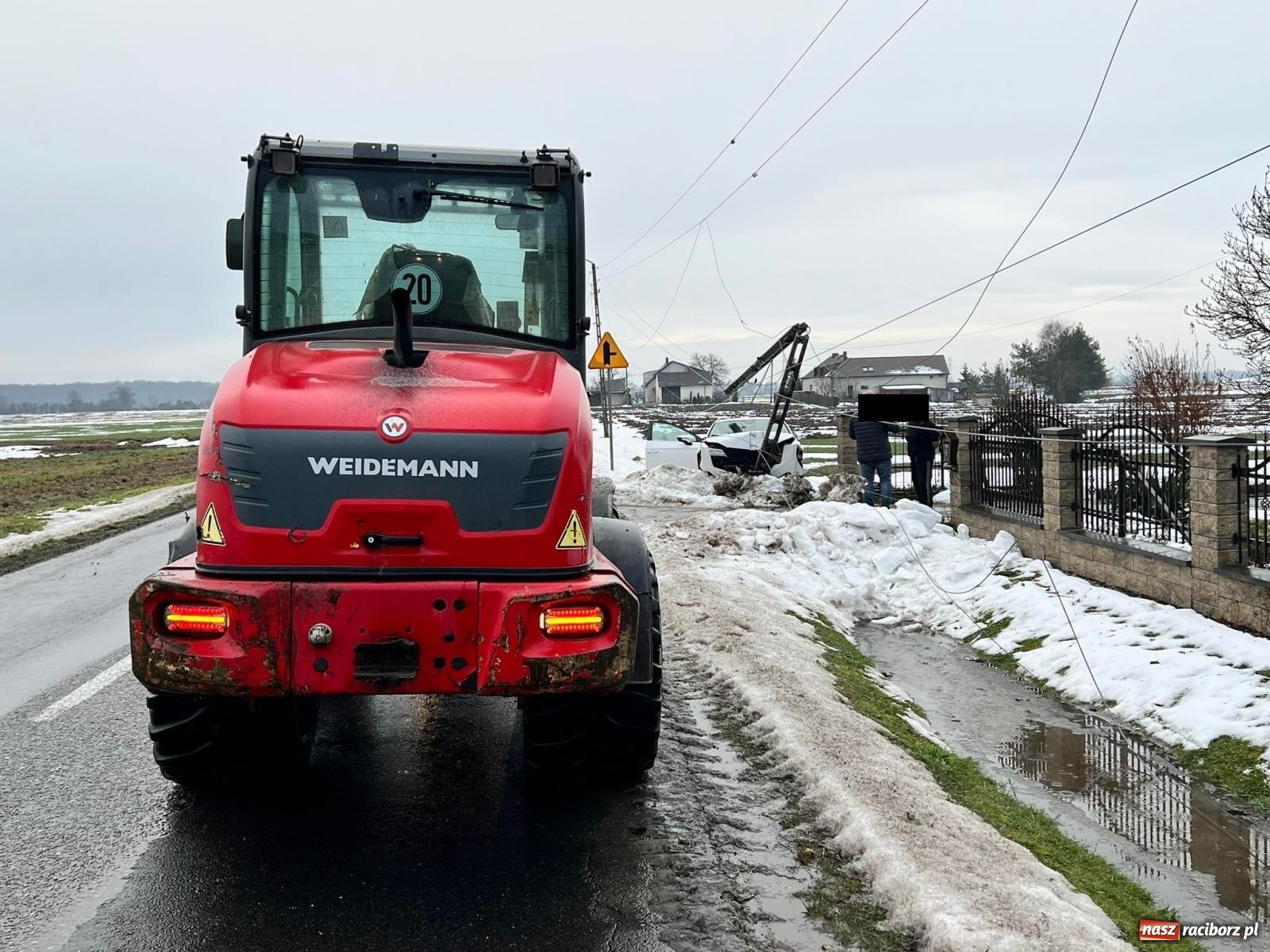 Zdjęcie w galerii na portalu naszraciborz.pl: Seat leon uderzył w słup na granicy Łęgu i Zawady Książęcej [FOTO] wiadomości z regionu