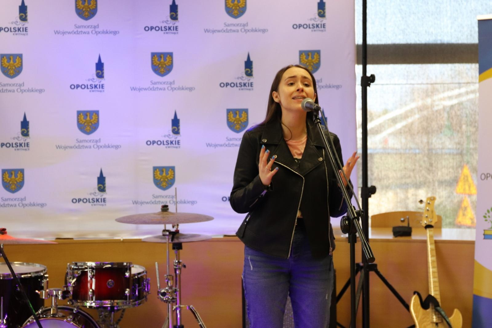 Zdjęcie w galerii na portalu naszraciborz.pl: W obłoku. Debiutancki singiel Amelii Lipy wiadomości z regionu