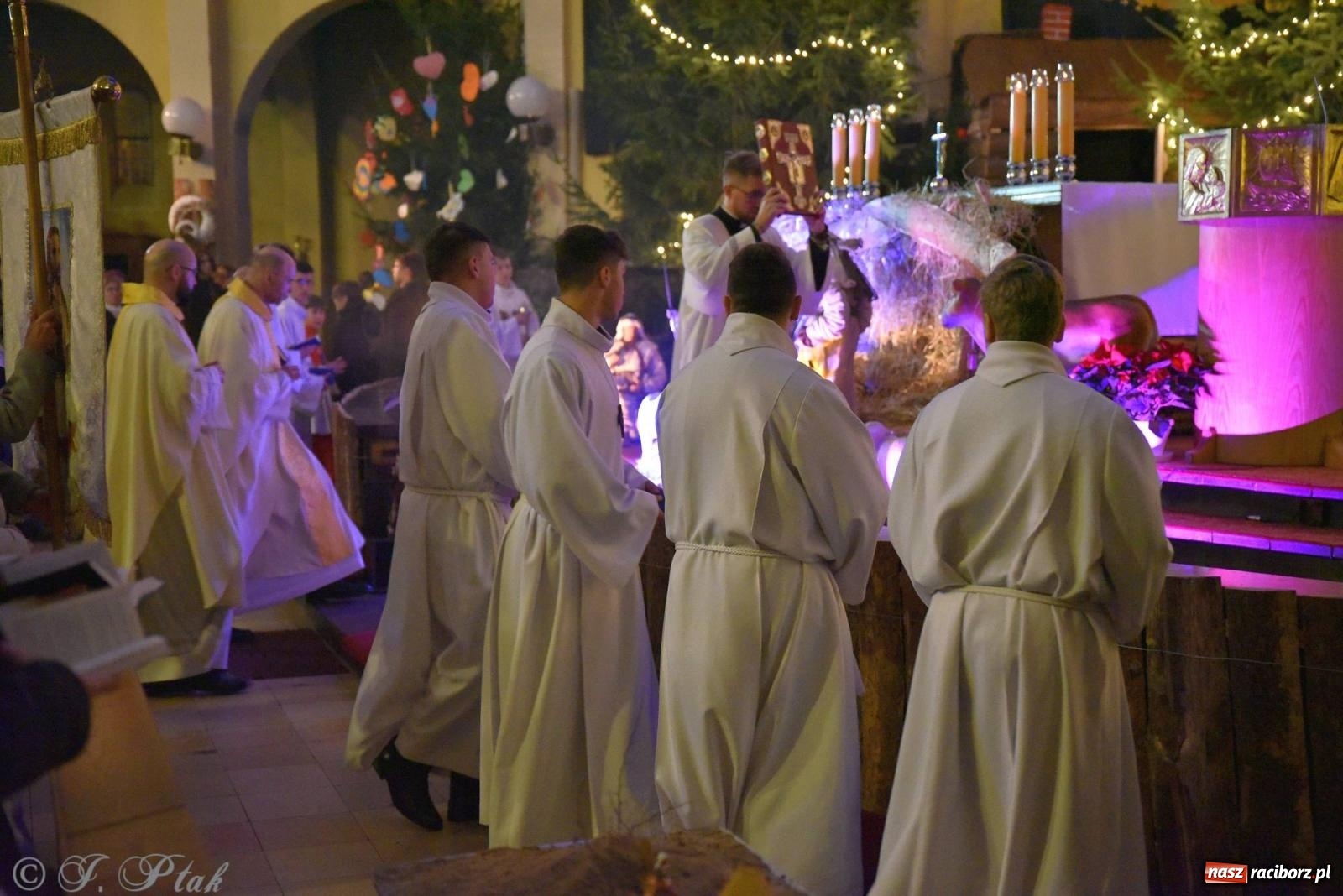 Zdjęcie w galerii na portalu naszraciborz.pl: Cicha noc, święta noc. Pasterka w kościele NSPJ [FOTO] wiadomości z regionu