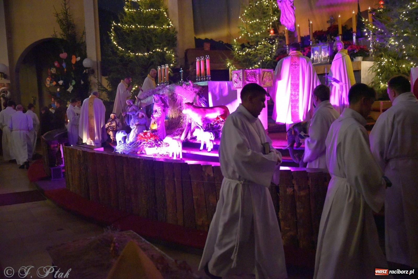 Zdjęcie w galerii na portalu naszraciborz.pl: Cicha noc, święta noc. Pasterka w kościele NSPJ [FOTO] wiadomości z regionu