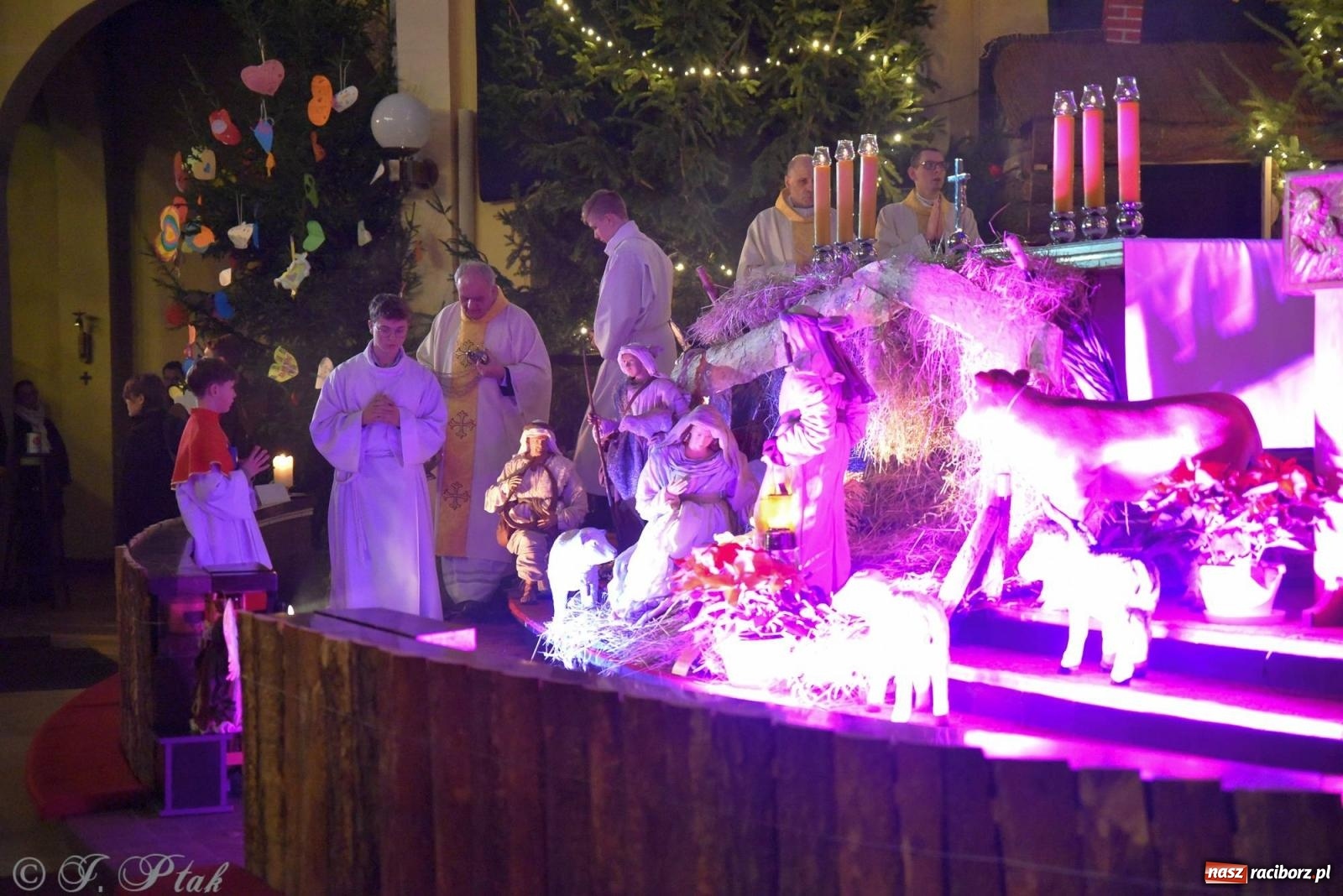 Zdjęcie w galerii na portalu naszraciborz.pl: Cicha noc, święta noc. Pasterka w kościele NSPJ [FOTO] wiadomości z regionu