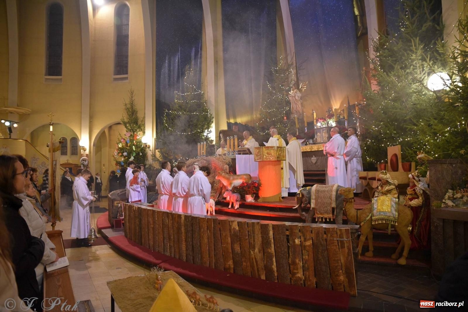 Zdjęcie w galerii na portalu naszraciborz.pl: Cicha noc, święta noc. Pasterka w kościele NSPJ [FOTO] wiadomości z regionu