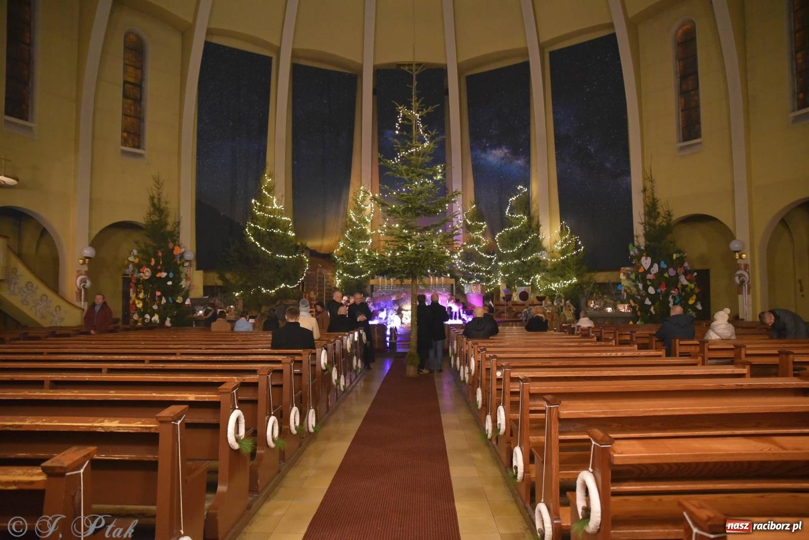 Zdjęcie w galerii na portalu naszraciborz.pl: Cicha noc, święta noc. Pasterka w kościele NSPJ [FOTO] wiadomości z regionu