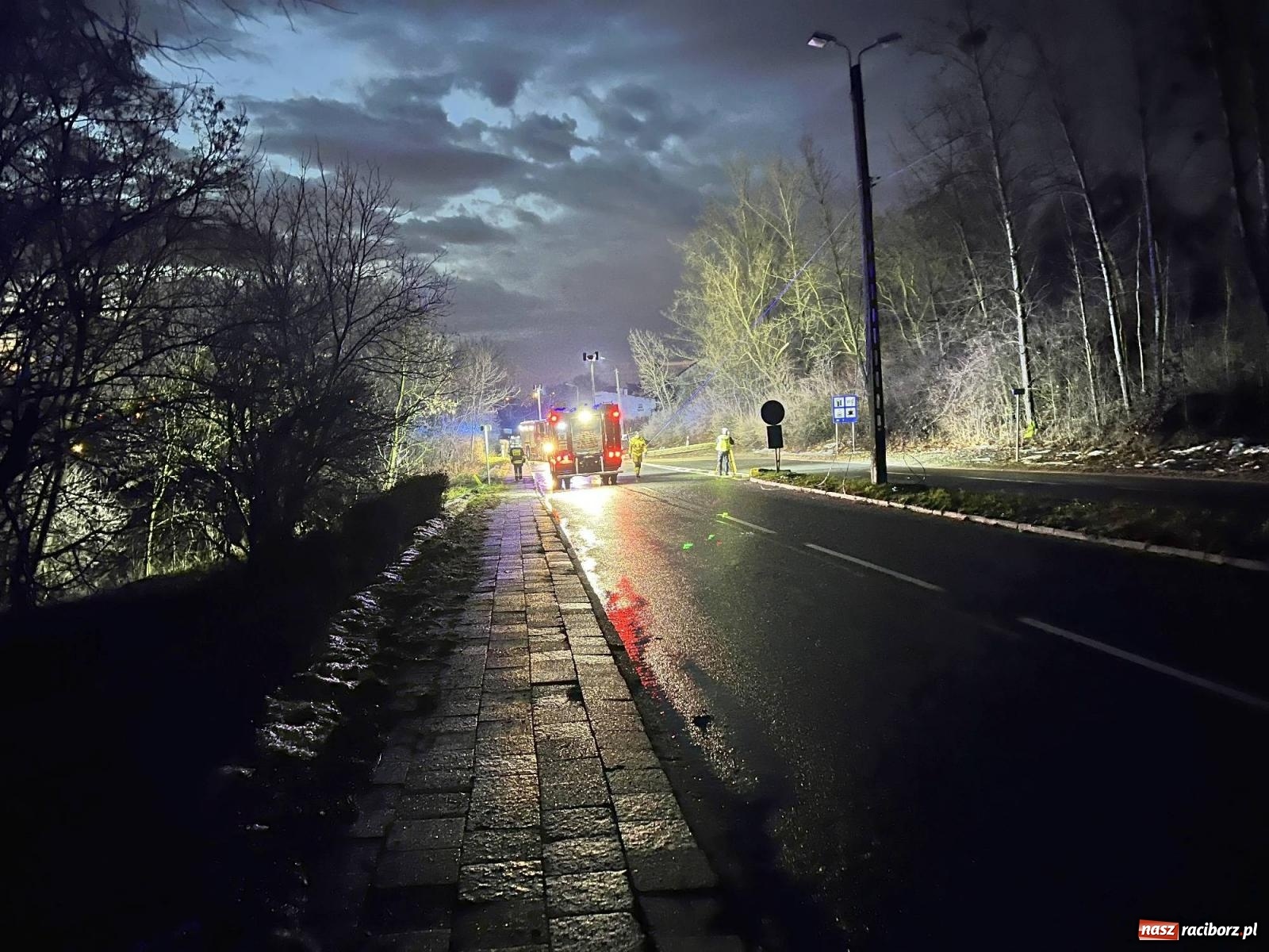 Zdjęcie w galerii na portalu naszraciborz.pl: DK 45 Racibórz-Opole. 32-latek ciężko ranny w wypadku przed Miedonią wiadomości z regionu