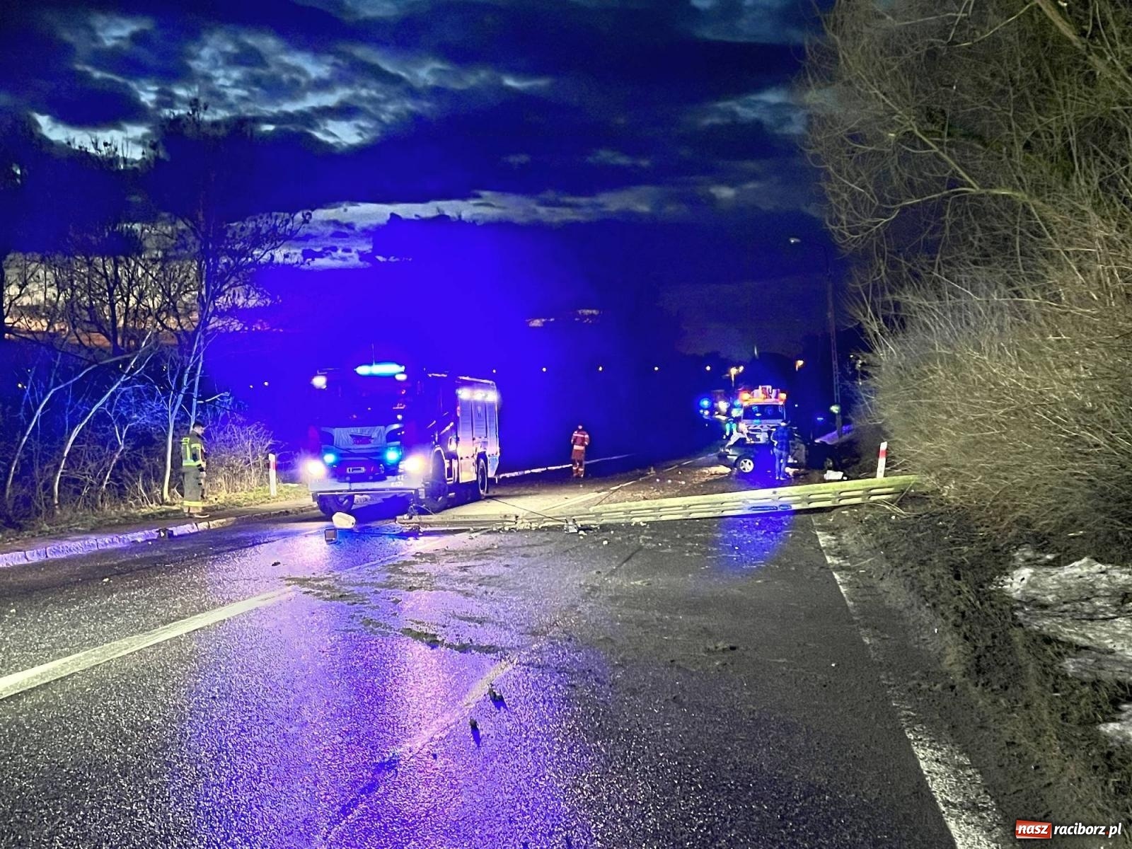 Zdjęcie w galerii na portalu naszraciborz.pl: DK 45 Racibórz-Opole. 32-latek ciężko ranny w wypadku przed Miedonią wiadomości z regionu