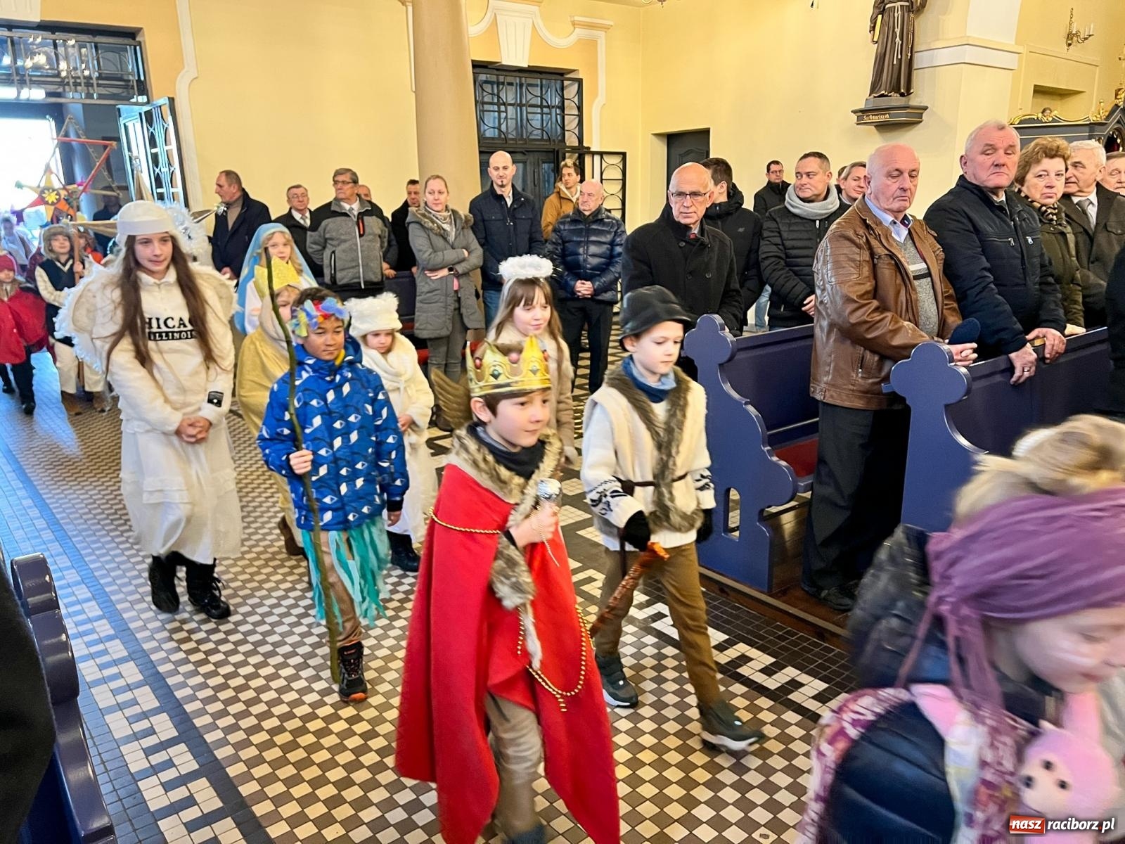 Zdjęcie w galerii na portalu naszraciborz.pl: Rozesłanie kolędników misyjnych w Raciborzu-Brzeziu wiadomości z regionu