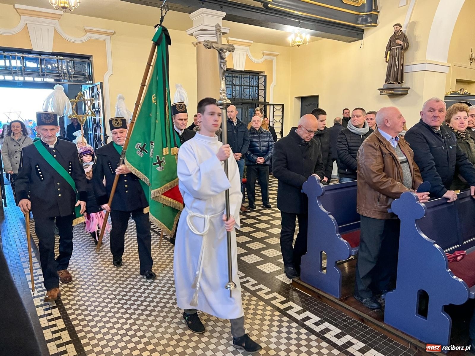 Zdjęcie w galerii na portalu naszraciborz.pl: Rozesłanie kolędników misyjnych w Raciborzu-Brzeziu wiadomości z regionu