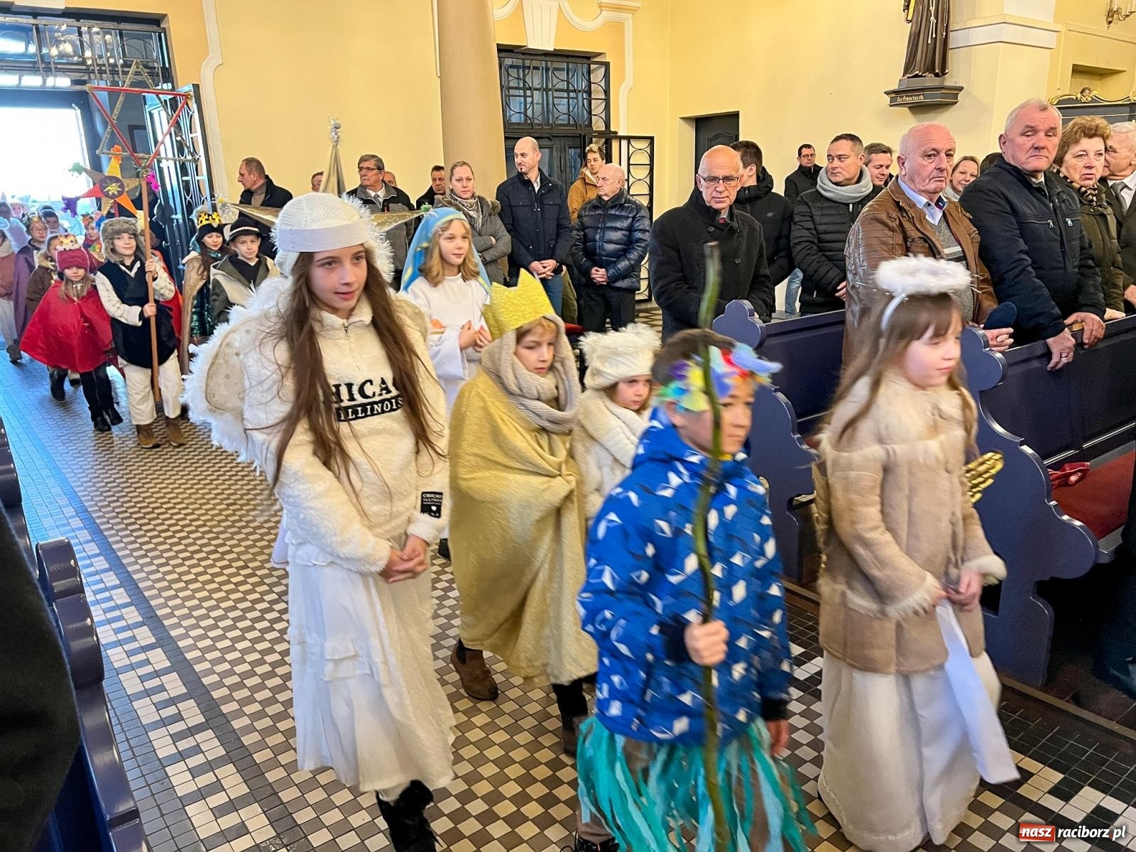 Zdjęcie w galerii na portalu naszraciborz.pl: Rozesłanie kolędników misyjnych w Raciborzu-Brzeziu wiadomości z regionu