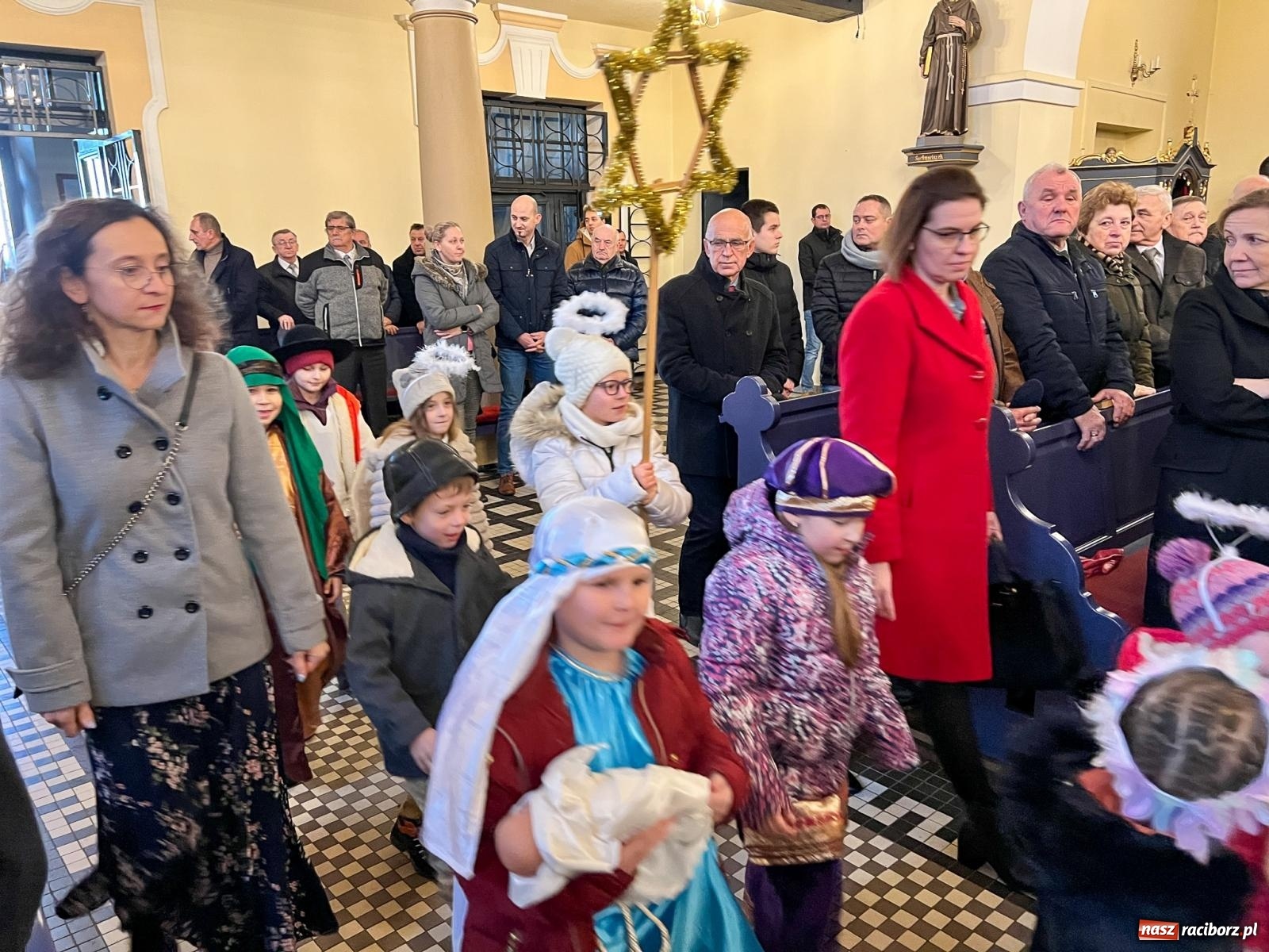 Zdjęcie w galerii na portalu naszraciborz.pl: Rozesłanie kolędników misyjnych w Raciborzu-Brzeziu wiadomości z regionu