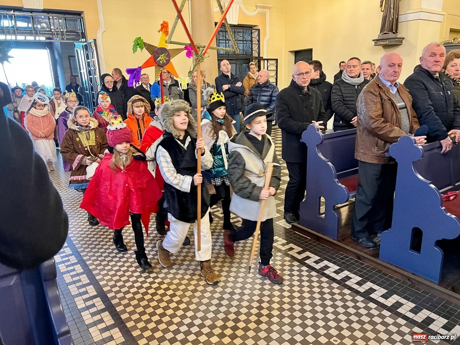 Zdjęcie w galerii na portalu naszraciborz.pl: Rozesłanie kolędników misyjnych w Raciborzu-Brzeziu wiadomości z regionu