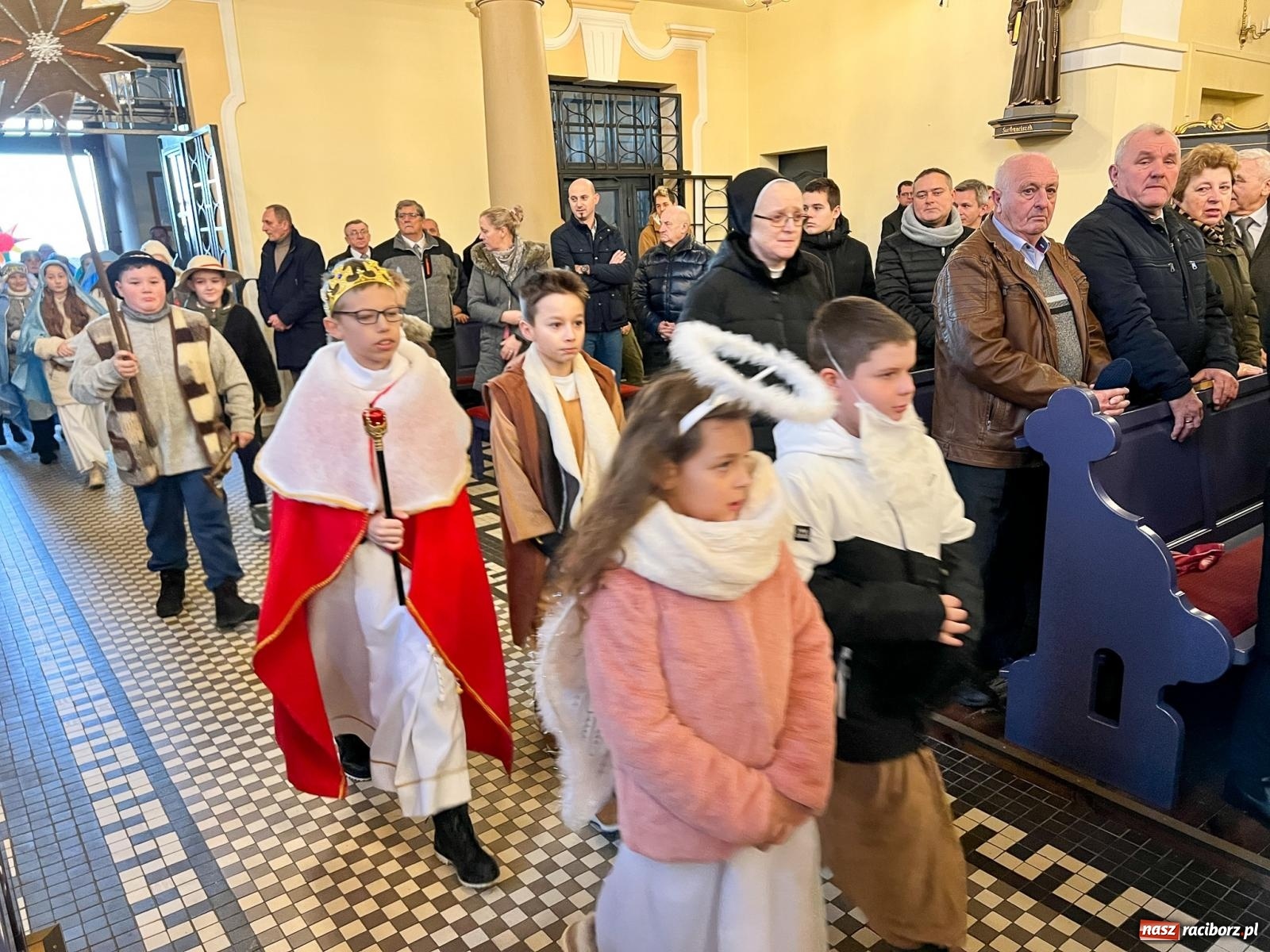 Zdjęcie w galerii na portalu naszraciborz.pl: Rozesłanie kolędników misyjnych w Raciborzu-Brzeziu wiadomości z regionu