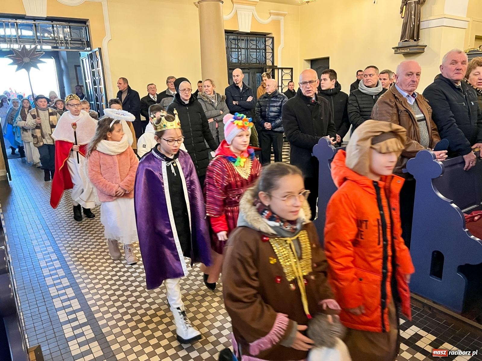 Zdjęcie w galerii na portalu naszraciborz.pl: Rozesłanie kolędników misyjnych w Raciborzu-Brzeziu wiadomości z regionu