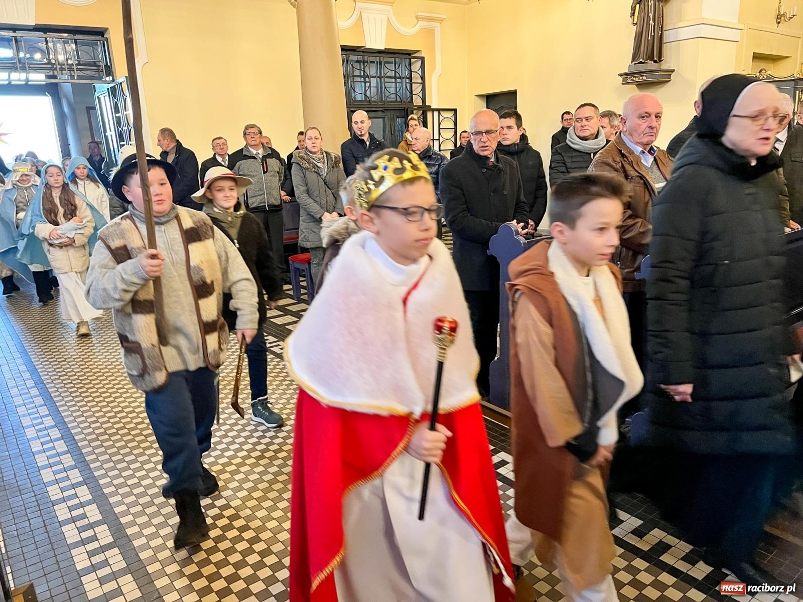 Zdjęcie w galerii na portalu naszraciborz.pl: Rozesłanie kolędników misyjnych w Raciborzu-Brzeziu wiadomości z regionu