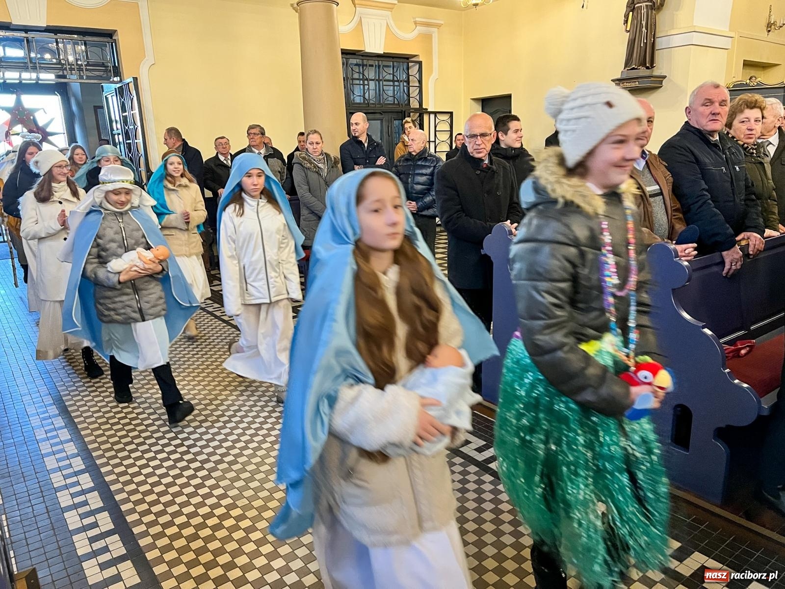 Zdjęcie w galerii na portalu naszraciborz.pl: Rozesłanie kolędników misyjnych w Raciborzu-Brzeziu wiadomości z regionu