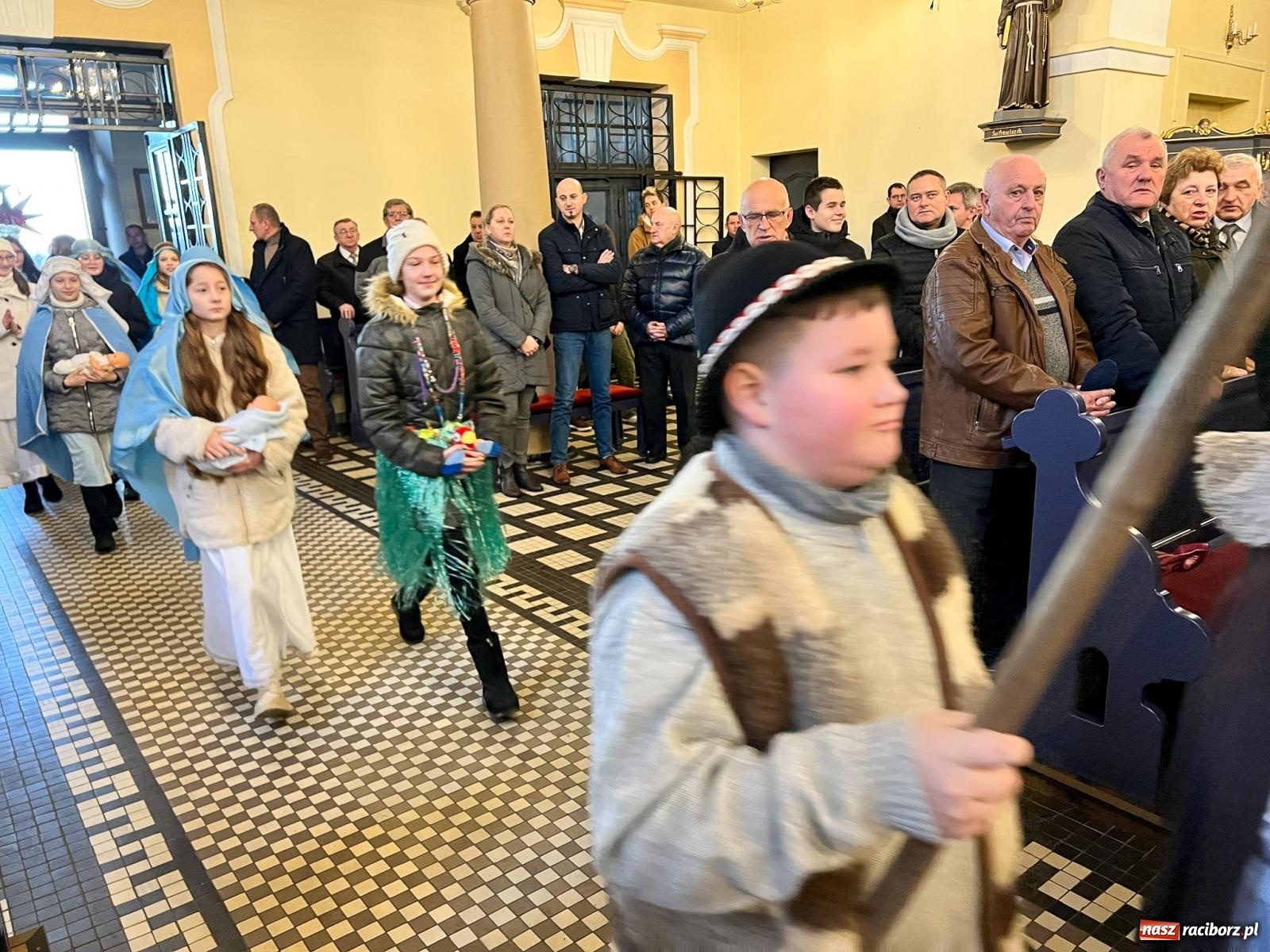 Zdjęcie w galerii na portalu naszraciborz.pl: Rozesłanie kolędników misyjnych w Raciborzu-Brzeziu wiadomości z regionu