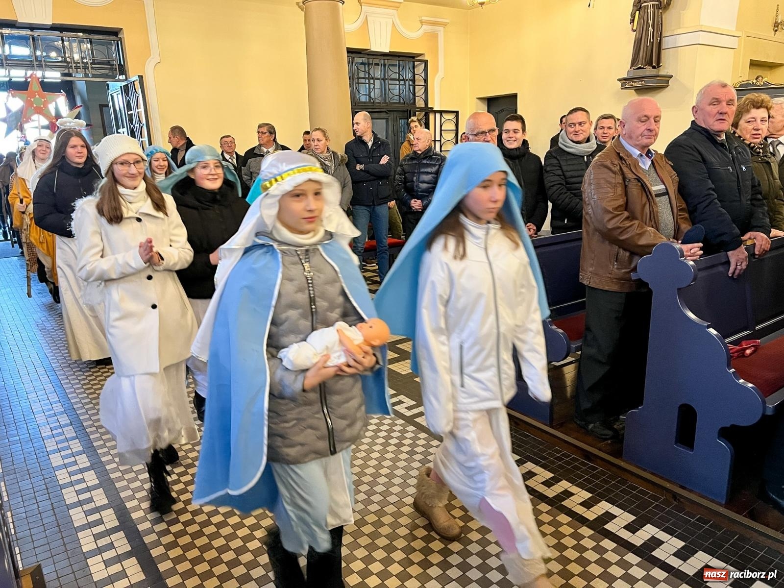 Zdjęcie w galerii na portalu naszraciborz.pl: Rozesłanie kolędników misyjnych w Raciborzu-Brzeziu wiadomości z regionu