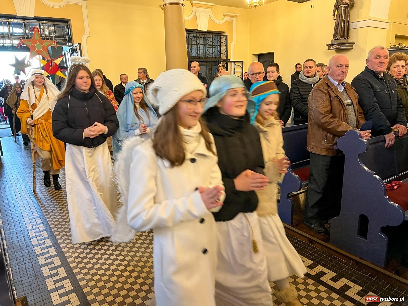 Zdjęcie w galerii na portalu naszraciborz.pl: Rozesłanie kolędników misyjnych w Raciborzu-Brzeziu wiadomości z regionu