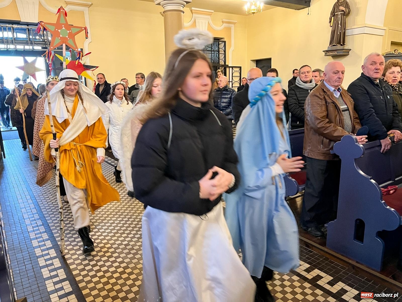 Zdjęcie w galerii na portalu naszraciborz.pl: Rozesłanie kolędników misyjnych w Raciborzu-Brzeziu wiadomości z regionu