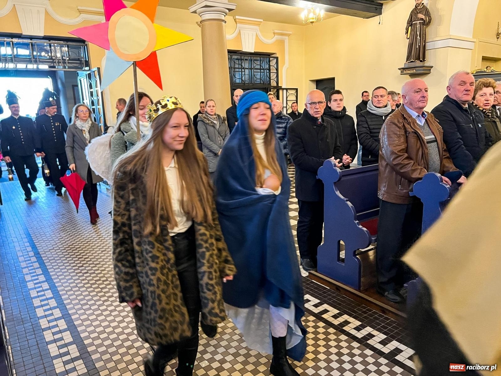 Zdjęcie w galerii na portalu naszraciborz.pl: Rozesłanie kolędników misyjnych w Raciborzu-Brzeziu wiadomości z regionu