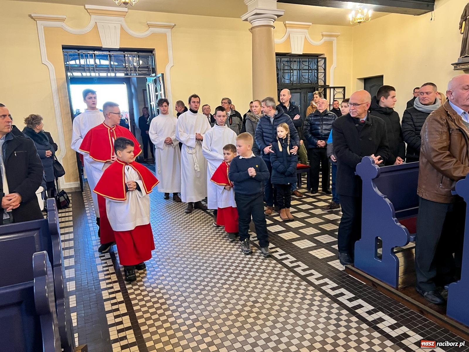 Zdjęcie w galerii na portalu naszraciborz.pl: Rozesłanie kolędników misyjnych w Raciborzu-Brzeziu wiadomości z regionu