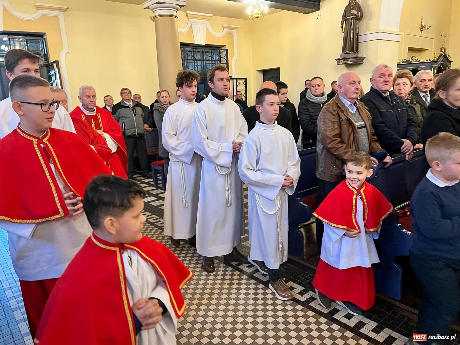 Zdjęcie w galerii na portalu naszraciborz.pl: Rozesłanie kolędników misyjnych w Raciborzu-Brzeziu wiadomości z regionu
