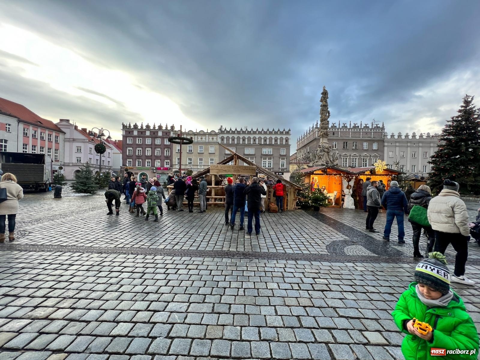 Zdjęcie w galerii na portalu naszraciborz.pl: Żywa szopka z wielbłądem na raciborskim Rynku [FOTO i WIDEO] wiadomości z regionu
