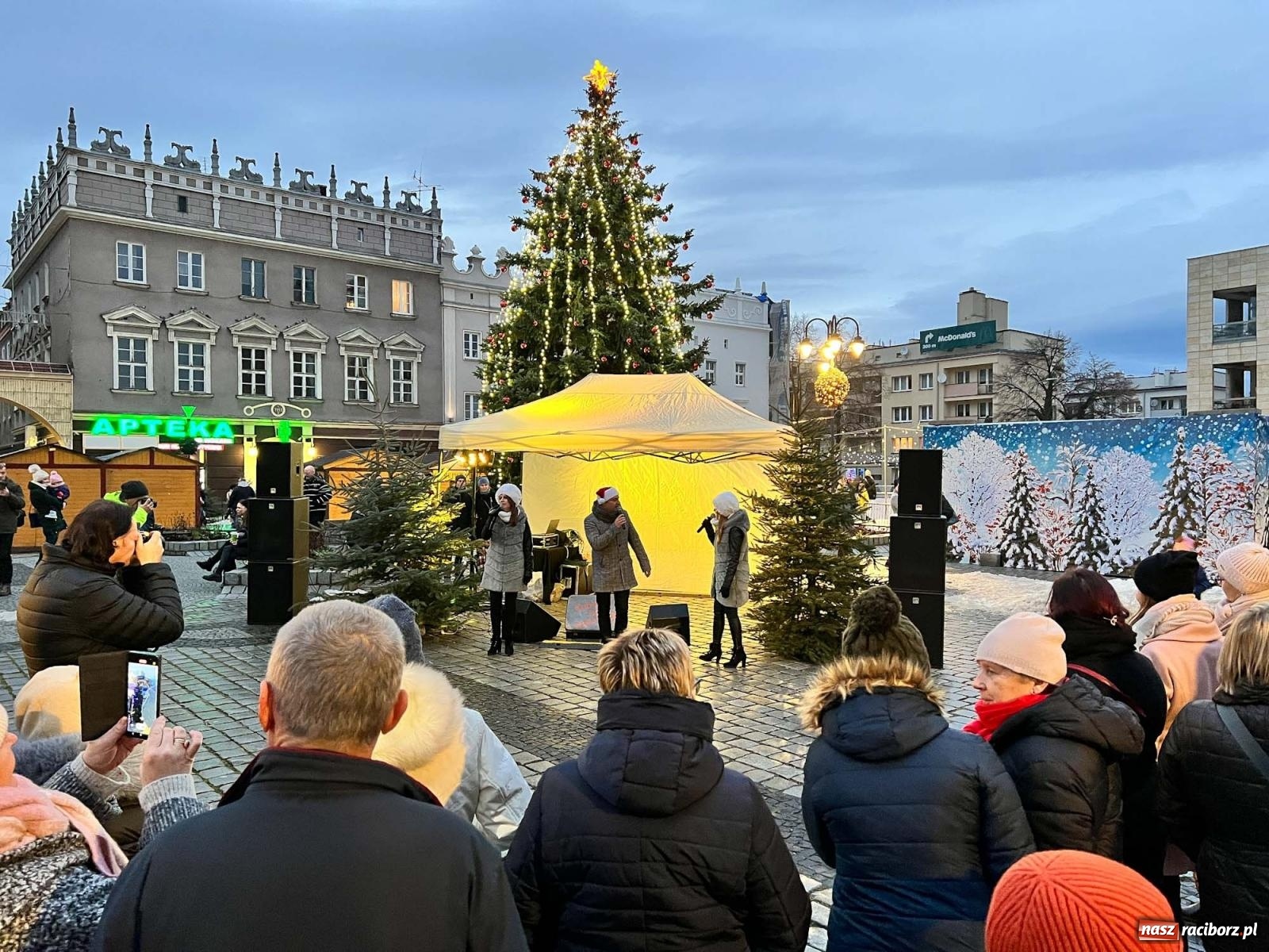 Zdjęcie w galerii na portalu naszraciborz.pl: Raciborskie kolędowanie na Rynku [FOTO i WIDEO] wiadomości z regionu