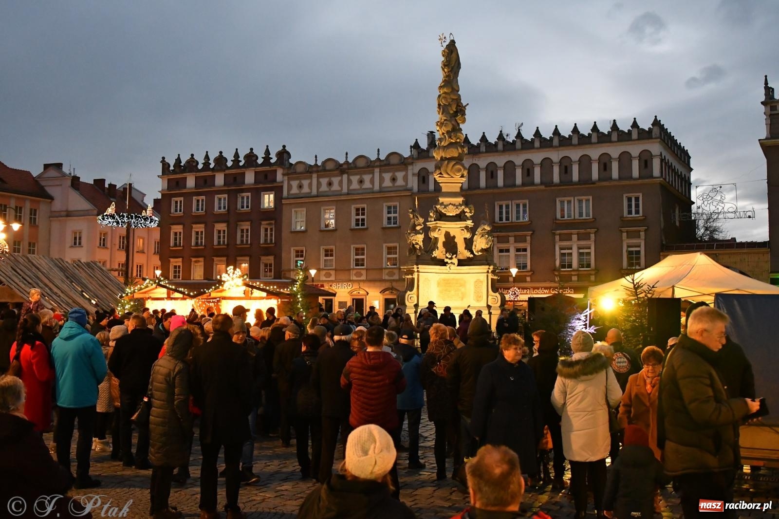 Zdjęcie w galerii na portalu naszraciborz.pl: Raciborskie kolędowanie na Rynku [FOTO i WIDEO] wiadomości z regionu