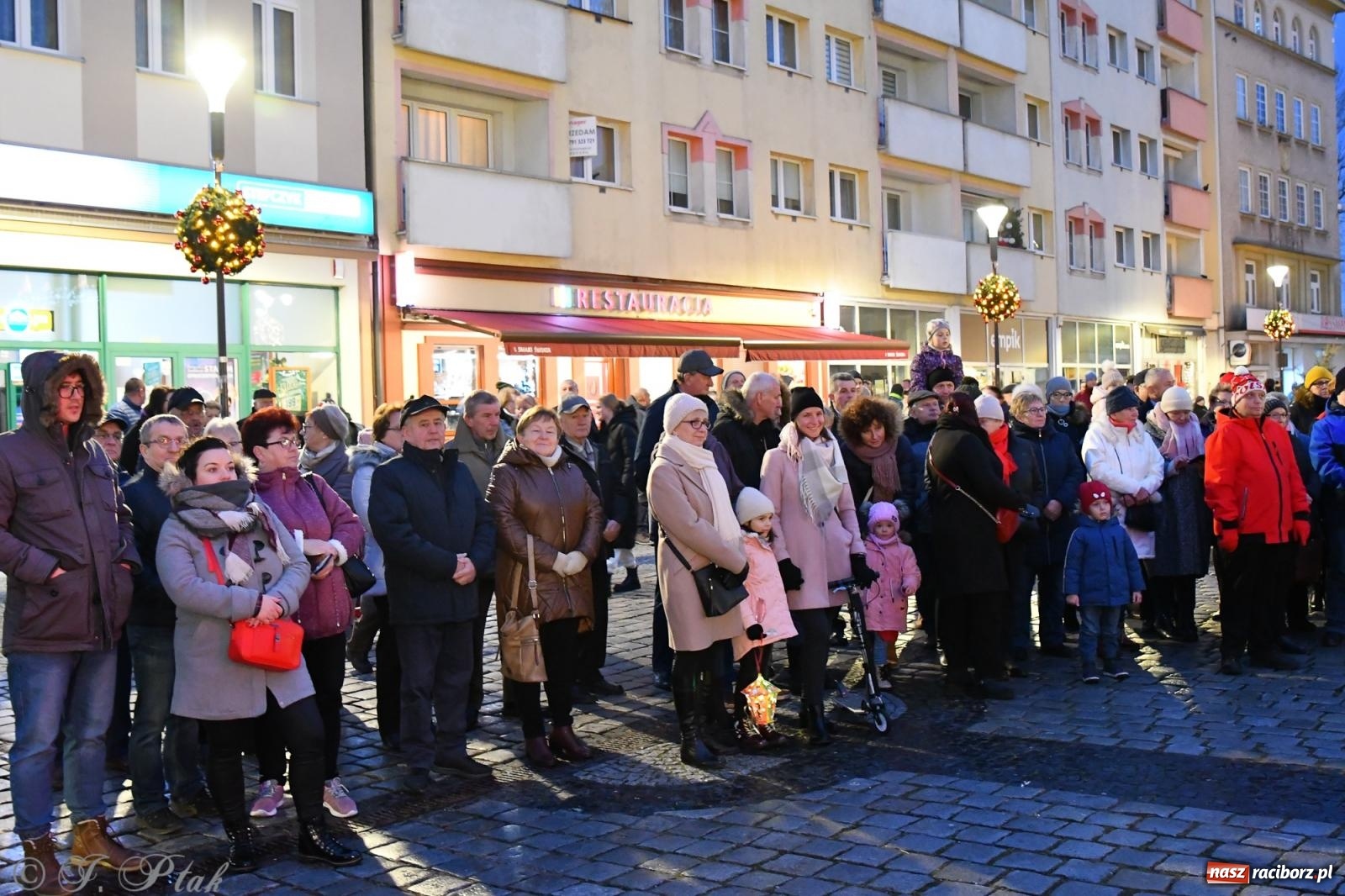 Zdjęcie w galerii na portalu naszraciborz.pl: Raciborskie kolędowanie na Rynku [FOTO i WIDEO] wiadomości z regionu