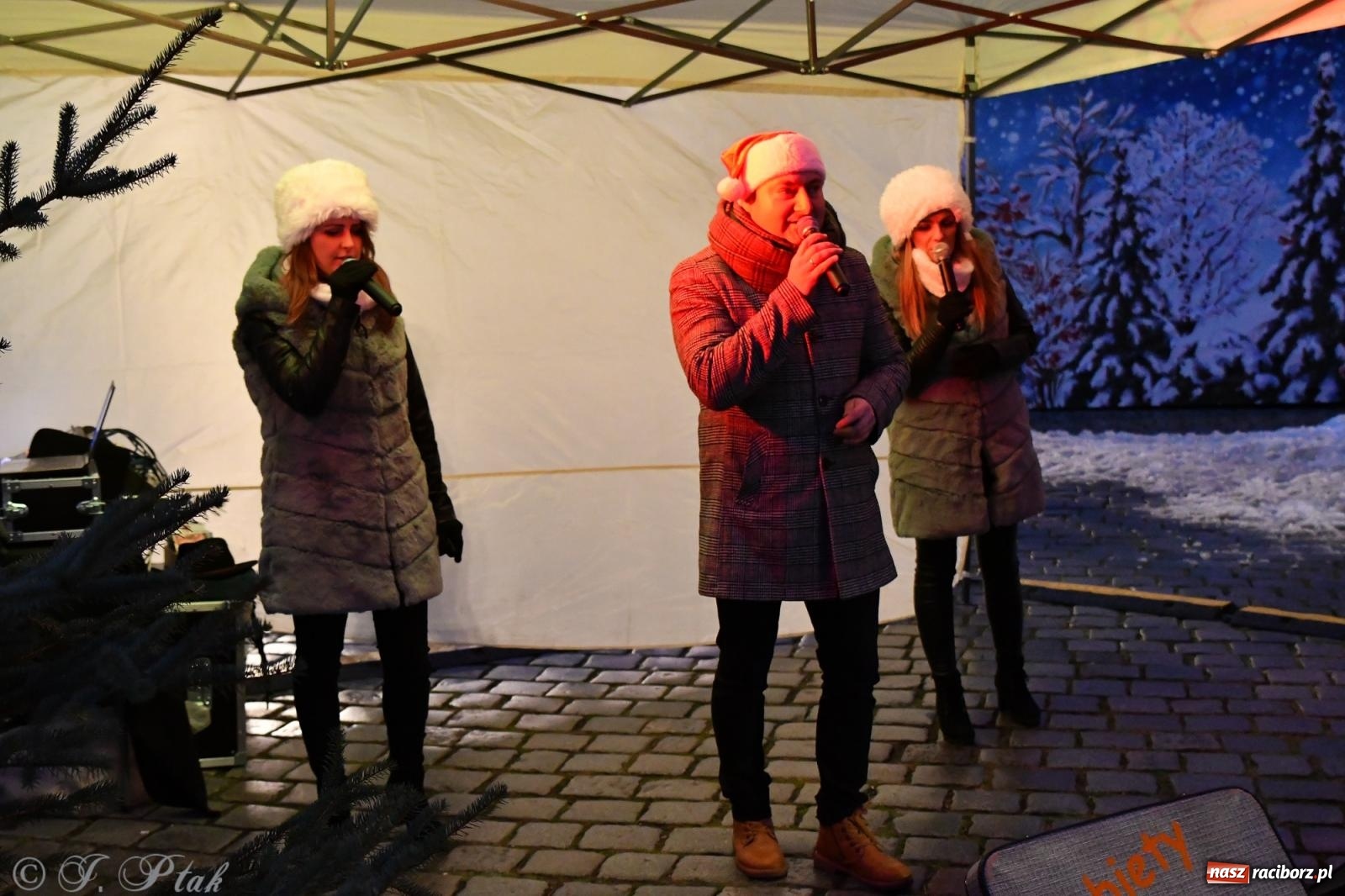 Zdjęcie w galerii na portalu naszraciborz.pl: Raciborskie kolędowanie na Rynku [FOTO i WIDEO] wiadomości z regionu