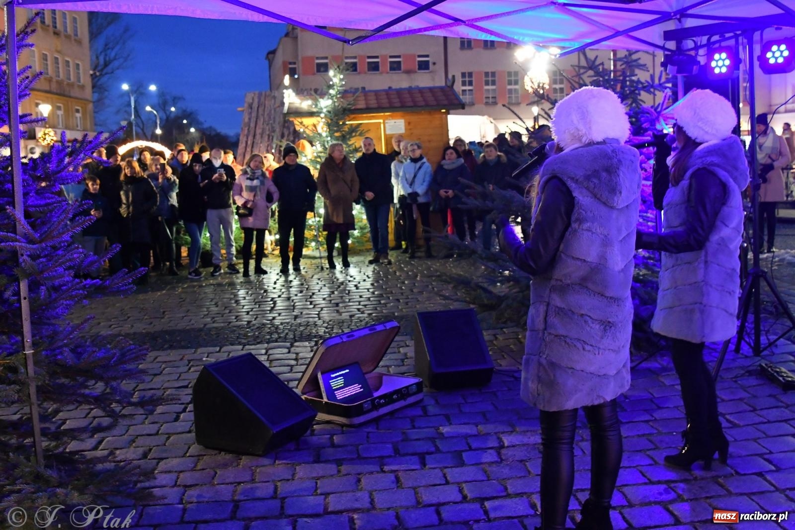 Zdjęcie w galerii na portalu naszraciborz.pl: Raciborskie kolędowanie na Rynku [FOTO i WIDEO] wiadomości z regionu
