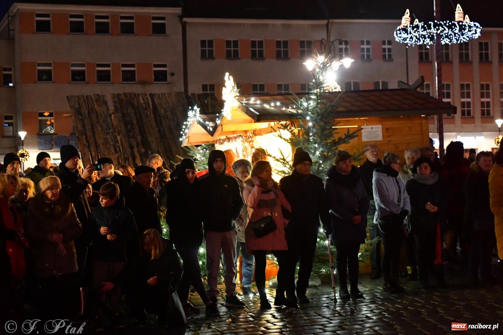 Zdjęcie w galerii na portalu naszraciborz.pl: Raciborskie kolędowanie na Rynku [FOTO i WIDEO] wiadomości z regionu