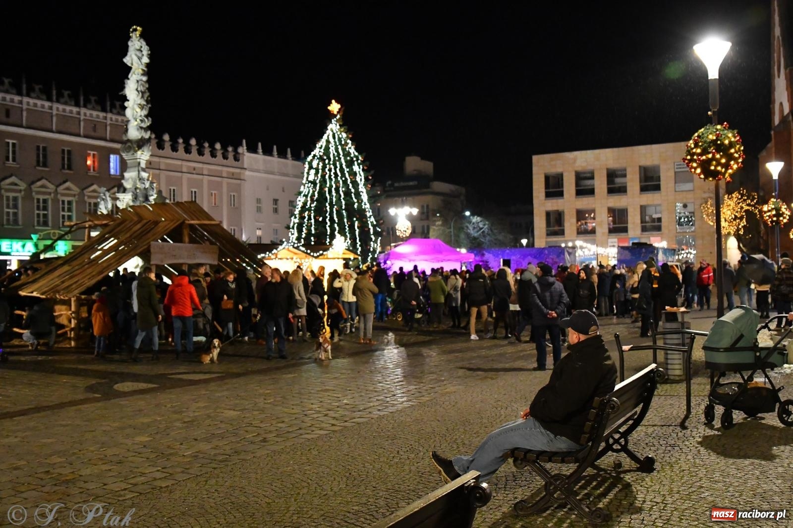Zdjęcie w galerii na portalu naszraciborz.pl: Raciborskie kolędowanie na Rynku [FOTO i WIDEO] wiadomości z regionu