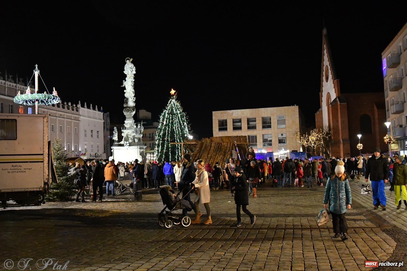 Zdjęcie w galerii na portalu naszraciborz.pl: Raciborskie kolędowanie na Rynku [FOTO i WIDEO] wiadomości z regionu