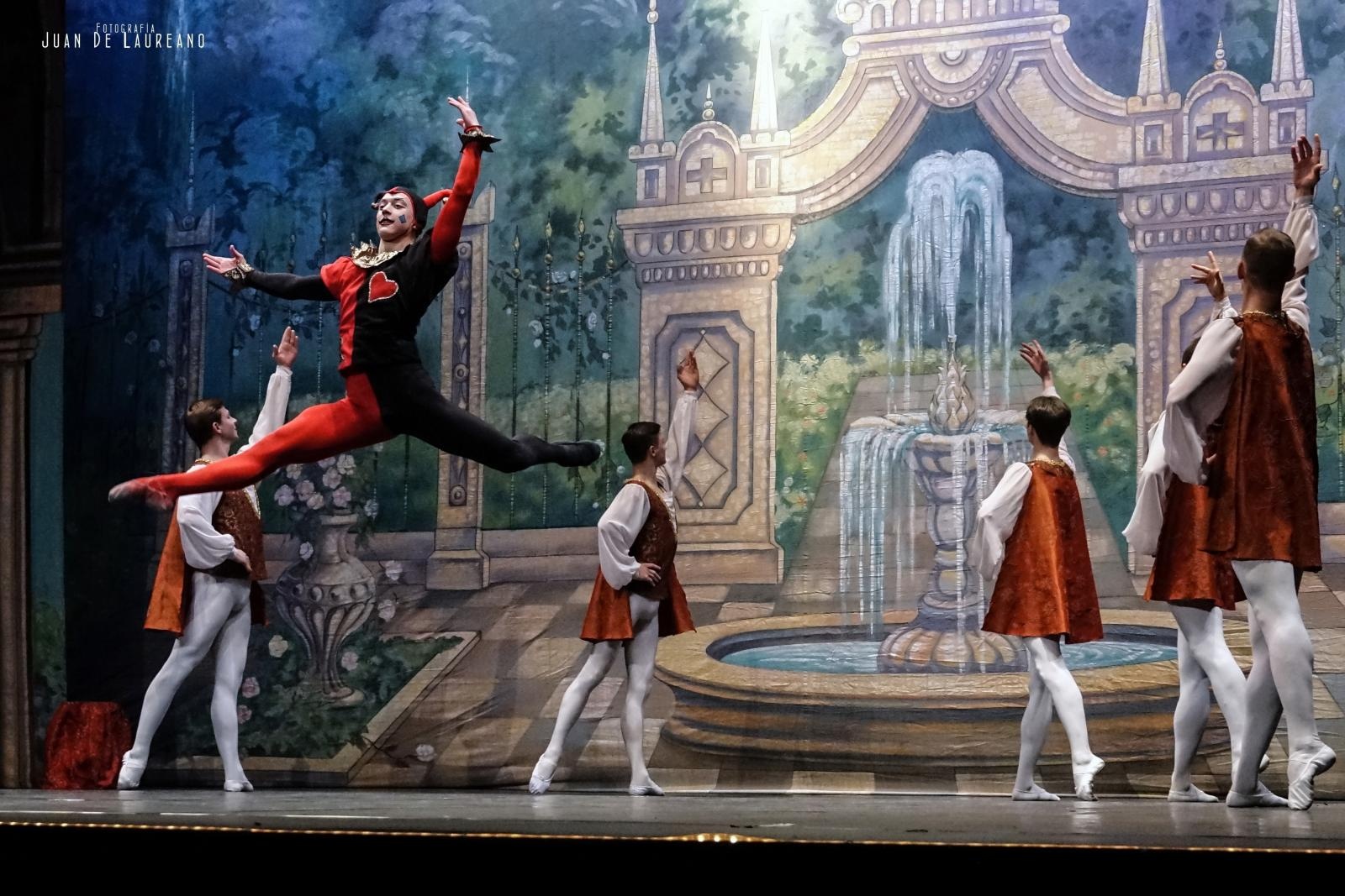 Zdjęcie w galerii na portalu naszraciborz.pl: Jezioro łabędzie - ukraińscy tancerze na uchodźstwie wystąpią w Raciborzu wiadomości z regionu