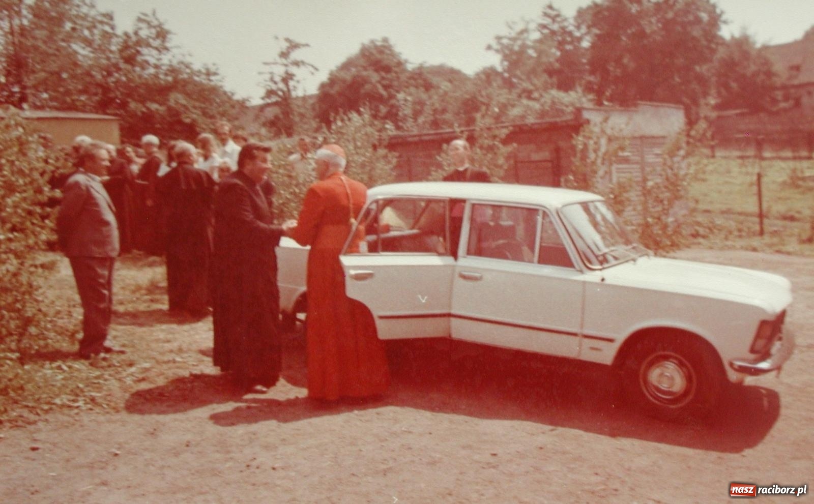 Zdjęcie w galerii na portalu naszraciborz.pl: Kardynał Joseph Ratzinger w Krowiarkach [WSPOMNIENIE, FOTO] wiadomości z regionu